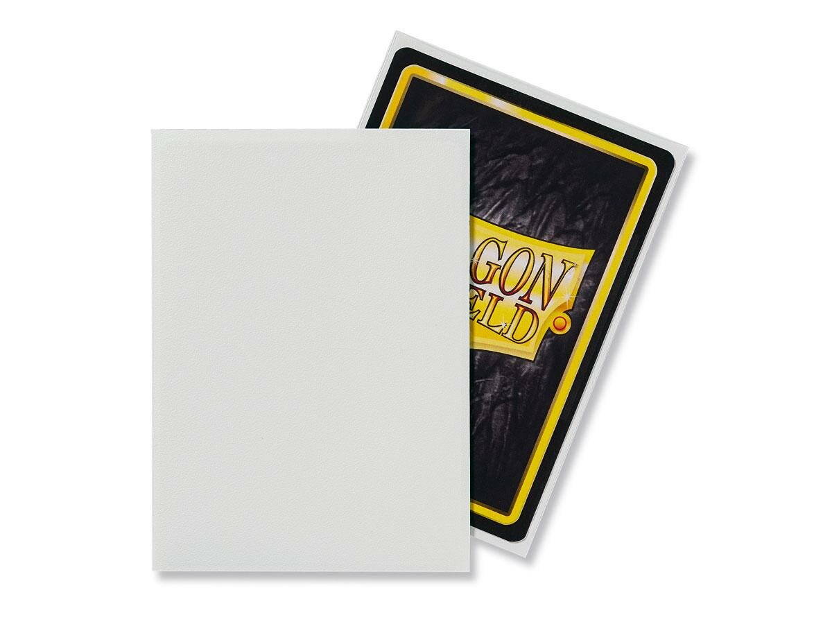Accessoires Clear front & White back. Crisp and pure as the driven snow. Matte sleeves are our popular line of textured Dragon Shield with superior handling. A perfect mix of durability and shuffle-ability. 100 sleeves per box. For cards measuring up to 6