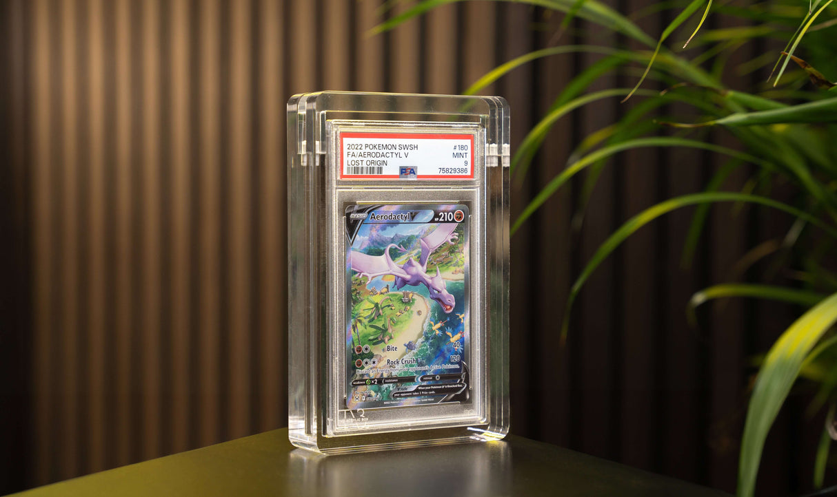 Accessoires Een luxe graded card display case van The Acrylic Box. Bevat sterkte magneten waarmee je de case dicht kan maken. Wordt geleverd zonder de kaarten getoond op de afbeeldingen.