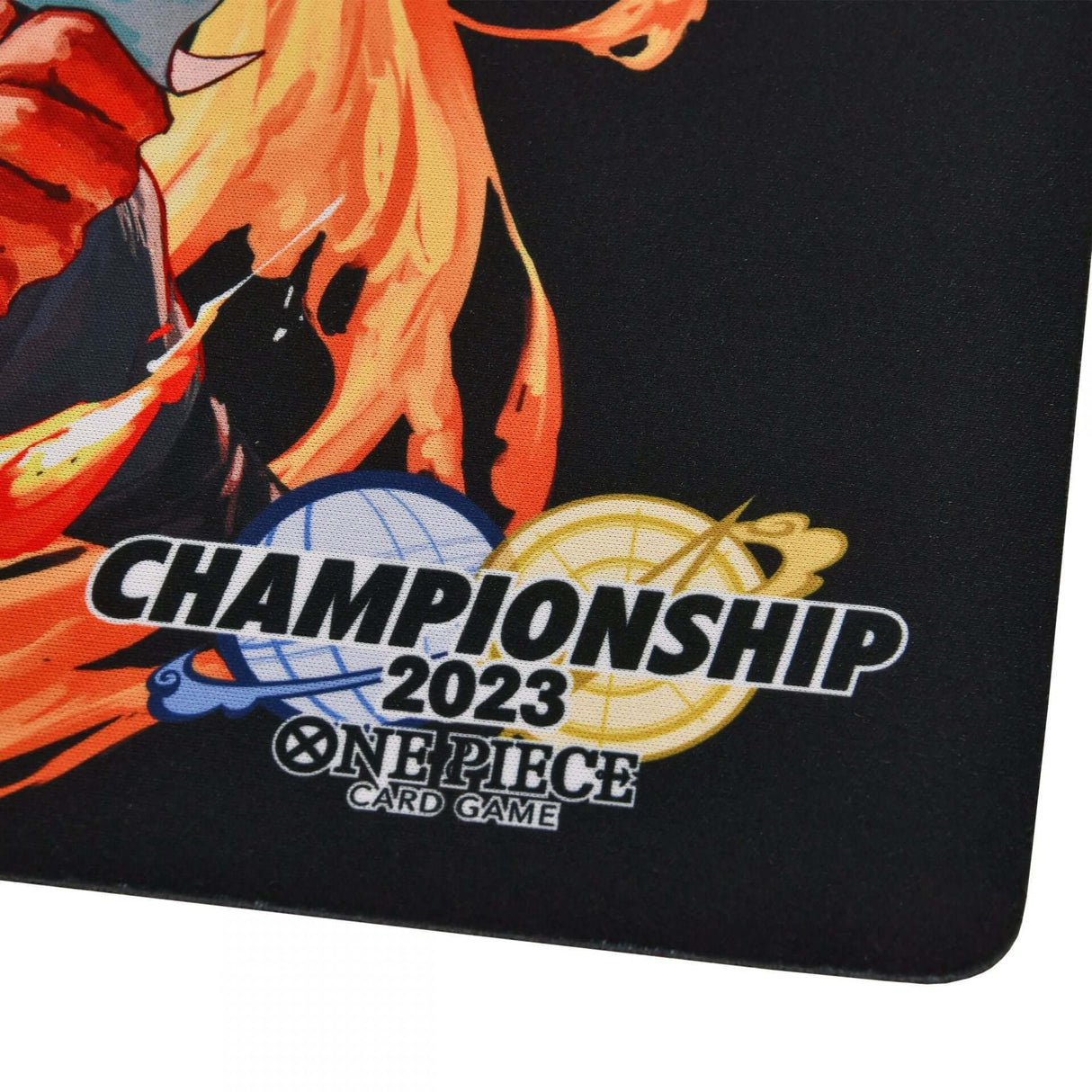 One Piece officieel gelicenseerde One Piece Card Game Set bevat speelmat en spelkaarten opbergdoos Spelset in karakterontwerp met Ace, Sabo en Luffy Afmetingen: Speelmat 59 x 34 x 0,3 cm; Doos 17 x 8 x 10,5 cm inclusief 1 verzamelkaart, perfect voor anime