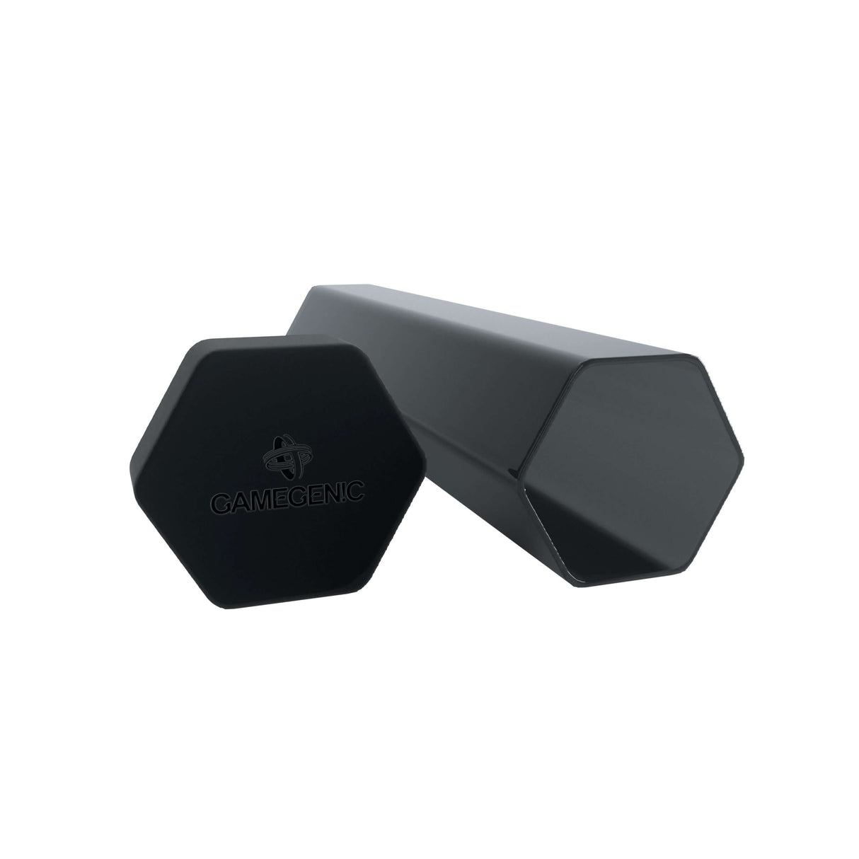 Accessoires Houd je speelmatten georganiseerd en beschermd. De Playmat Tube biedt een veilige opslagoplossing voor gestikte en ongestikte speelmatten in levendige, semi-transparante kleuren. Een zeshoekige vorm zorgt ervoor dat de buis niet over de tafel