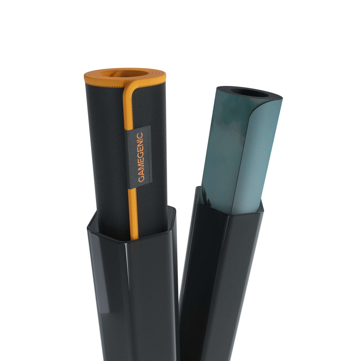 Accessoires Houd je speelmatten georganiseerd en beschermd. De Playmat Tube biedt een veilige opslagoplossing voor gestikte en ongestikte speelmatten in levendige, semi-transparante kleuren. Een zeshoekige vorm zorgt ervoor dat de buis niet over de tafel