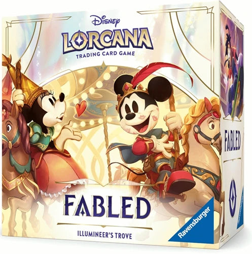 Lorcana De ultieme schat voor elke Lorcana-verzamelaar en speler!De Fabled Trove Box is een luxe verzamelset boordevol magische content uit Disney Lorcana. Deze box is perfect voor wie een vliegende start wil maken in het spel of zijn verzameling in één k