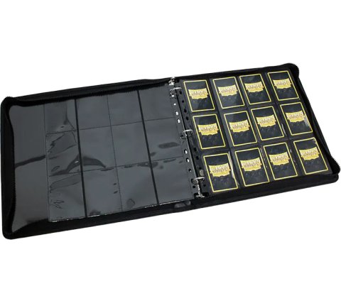 Accessoires Duik in de diepe blauwe oceanen van Arcania en bescherm je waardevolle kaarten in de schitterende Zipster XL binder, favoriet onder verzamelaars en traders. De versterkte Dragon Skin cover beschermt je kaarten tegen deukjes en kreukels, terwij