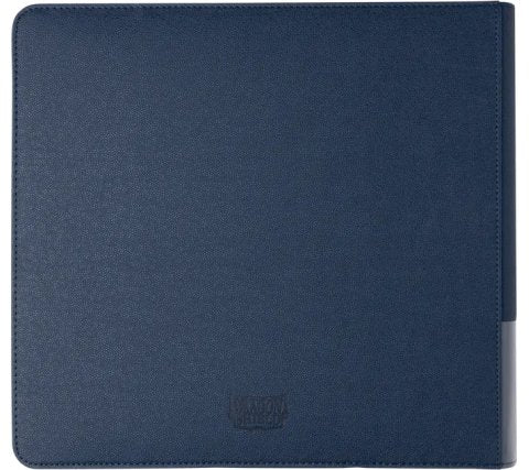 Accessoires Duik in de diepe blauwe oceanen van Arcania en bescherm je waardevolle kaarten in de schitterende Zipster XL binder, favoriet onder verzamelaars en traders. De versterkte Dragon Skin cover beschermt je kaarten tegen deukjes en kreukels, terwij