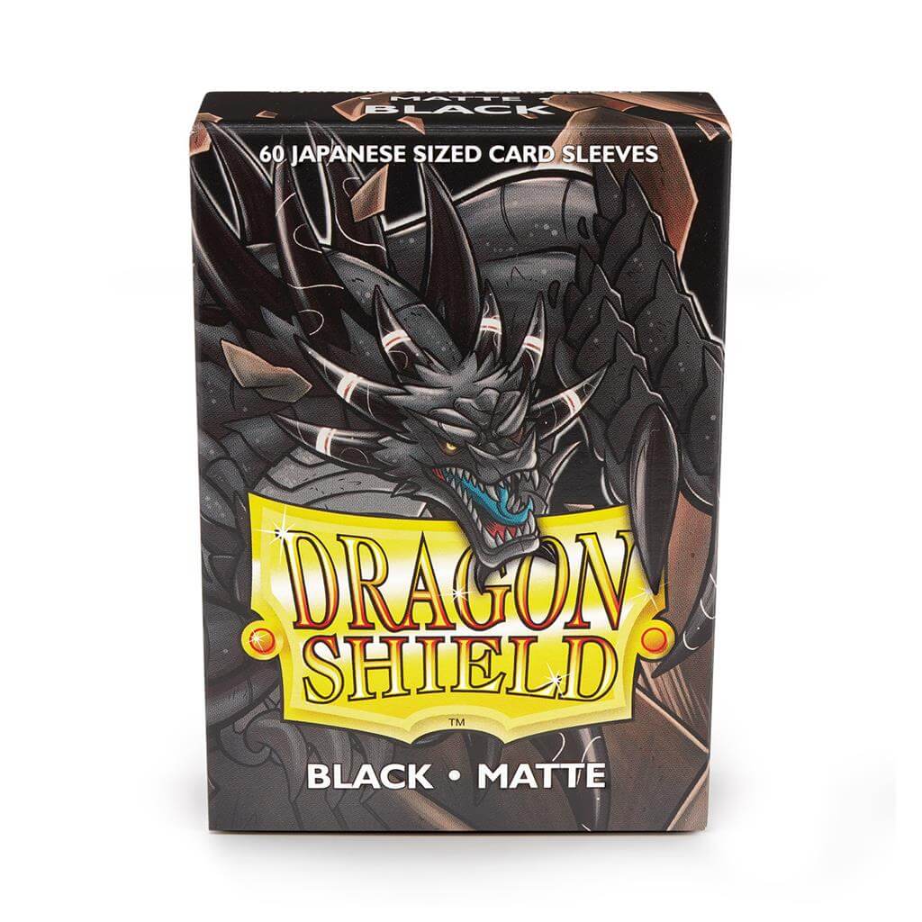 Accessoires Sleeves Dragon Shield Japanese- Black (59x86mm.). De sleeves zijn PVC vrij en geschikt voor kaartspellen, zoals Yu-Gi-Oh! en Naruto. Een box bevat 60 sleeves en is voorzien van een printed label om je favoriete deck te labelen.