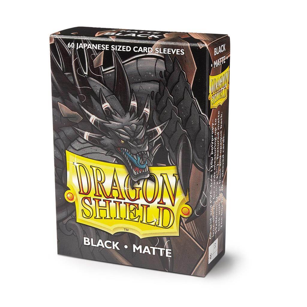Accessoires Sleeves Dragon Shield Japanese- Black (59x86mm.). De sleeves zijn PVC vrij en geschikt voor kaartspellen, zoals Yu-Gi-Oh! en Naruto. Een box bevat 60 sleeves en is voorzien van een printed label om je favoriete deck te labelen.