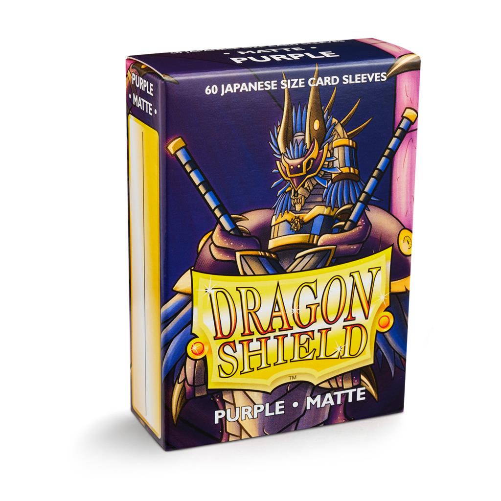 Accessoires Dragon Shield Matte Japanese Sleeves (59x86mm). Deze Sleeves zijn PVC vrij en geschikt voor kaartspellen, zoals: Yu-Gi-Oh!™ & Naruto™. Een box bevat 60 Sleeves en is voorzien van een printed label om je favoriete deck te labelen. Kleur Sleeves