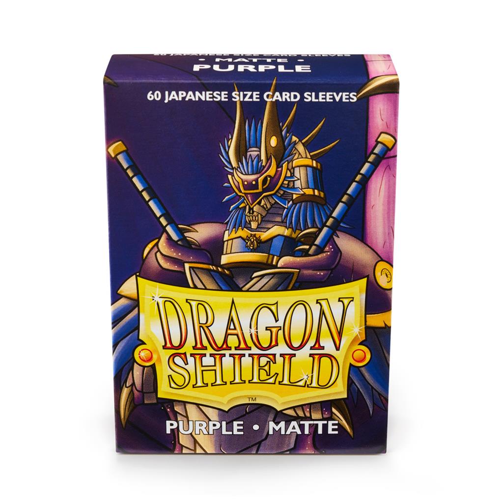 Accessoires Dragon Shield Matte Japanese Sleeves (59x86mm). Deze Sleeves zijn PVC vrij en geschikt voor kaartspellen, zoals: Yu-Gi-Oh!™ & Naruto™. Een box bevat 60 Sleeves en is voorzien van een printed label om je favoriete deck te labelen. Kleur Sleeves