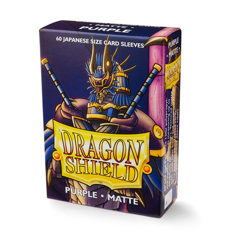Accessoires Dragon Shield Matte Japanese Sleeves (59x86mm). Deze Sleeves zijn PVC vrij en geschikt voor kaartspellen, zoals: Yu-Gi-Oh!™ & Naruto™. Een box bevat 60 Sleeves en is voorzien van een printed label om je favoriete deck te labelen. Kleur Sleeves