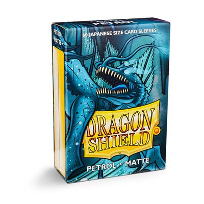 Accessoires Dragon Shield Matte Japanese Sleeves (59x86mm). Deze Sleeves zijn PVC vrij en geschikt voor kaartspellen, zoals: Yu-Gi-Oh!™ & Naruto™. Een box bevat 60 Sleeves en is voorzien van een printed label om je favoriete deck te labelen. Kleur Sleeves