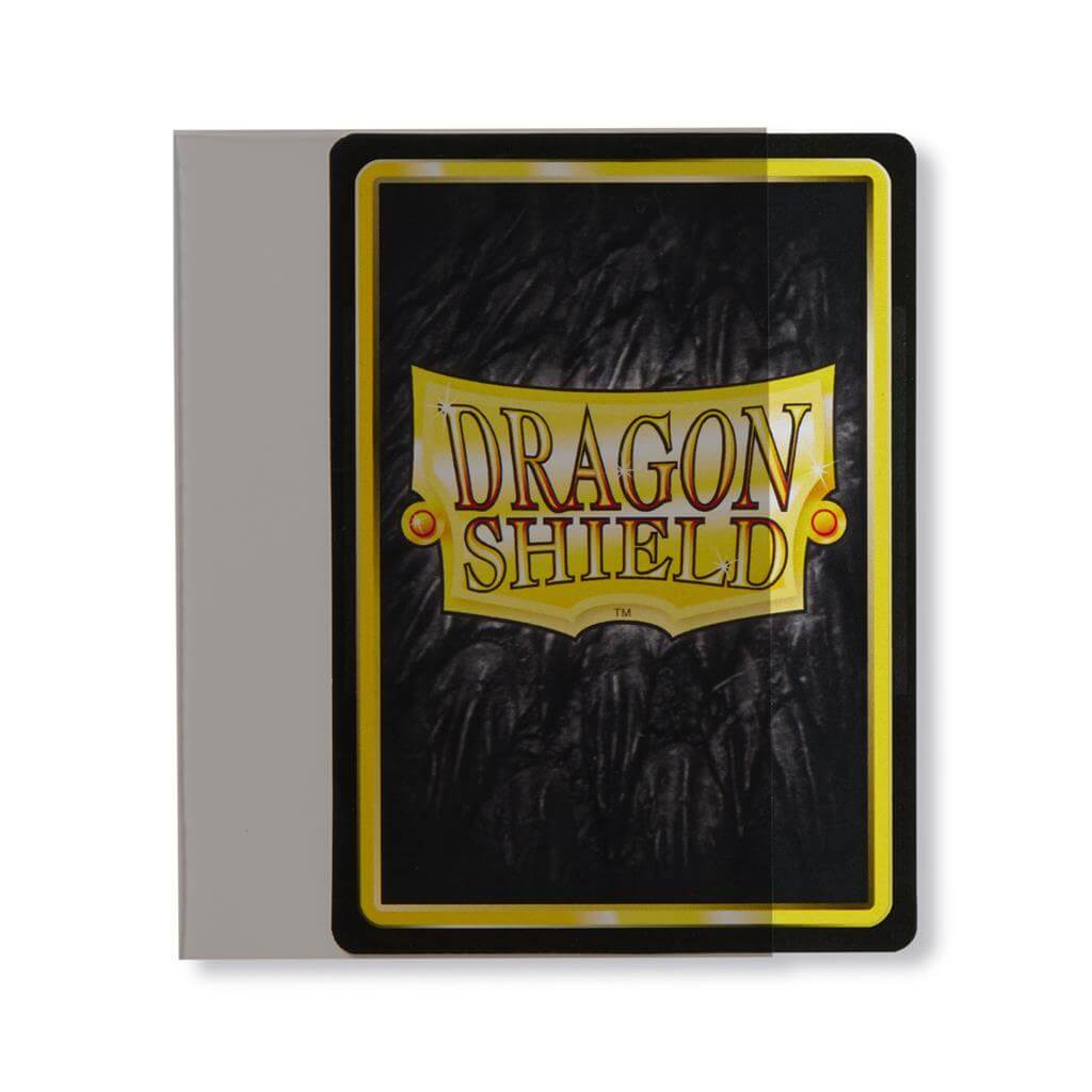 Accessoires De inner-sleeves van Dragon Shield met een doorzichtige voorkant en donkerdere achterkant om te voorkomen dat de achterzijde van een kaart door schijnt. Dit is vooral voor het gebruik van dubbelzijdige kaarten die gesleeved zijn in hoesjes met