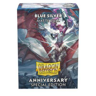 Accessoires In honor of our 25th anniversary, we have forged a special edition Matte Dual sleeve featuring a fully opaque, blue back and a showstopping silver interior.Comes with 100 Standard size card sleeves for trading cards measuring up to 63 x 88 mm.
