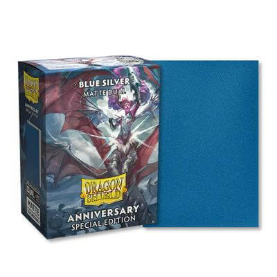 Accessoires In honor of our 25th anniversary, we have forged a special edition Matte Dual sleeve featuring a fully opaque, blue back and a showstopping silver interior.Comes with 100 Standard size card sleeves for trading cards measuring up to 63 x 88 mm.