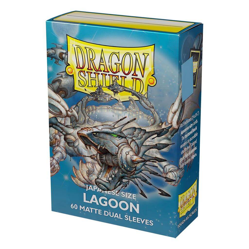 Accessoires Lagoon, cool and relaxing: Japanese size Dragon Shield Dual Matte sleeves. Clear front and a textured matte back. Fully opaque sleeves with a black interior, an elegant backdrop for black bordered cards.Comes in a box with 60 sleeves. The Stur