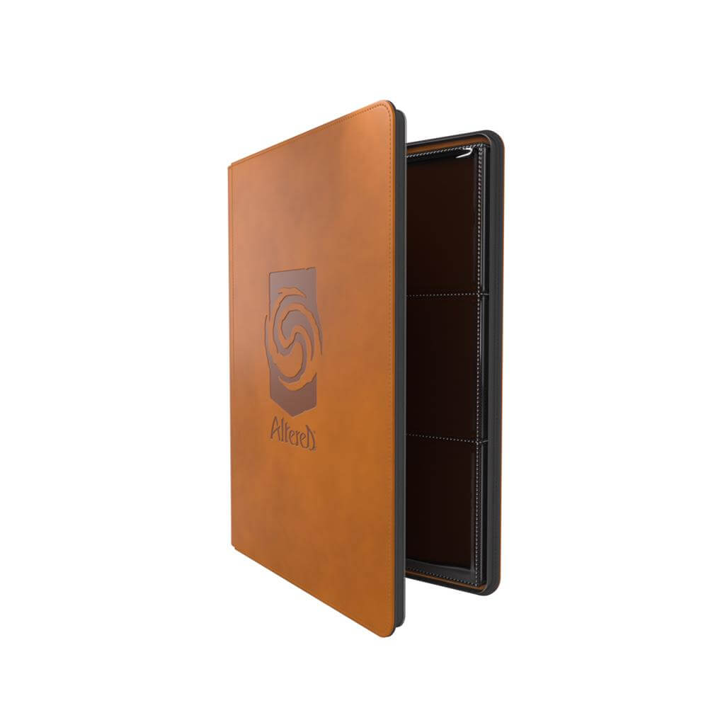 UITVERKOOP Keep your Altered® card collection safe – with elegance! The officially licensed Altered® Zip-Up Album is a great way to collect and organize your valuable Altered® cards. The album is covered with a premium retro leatherette surface that is co