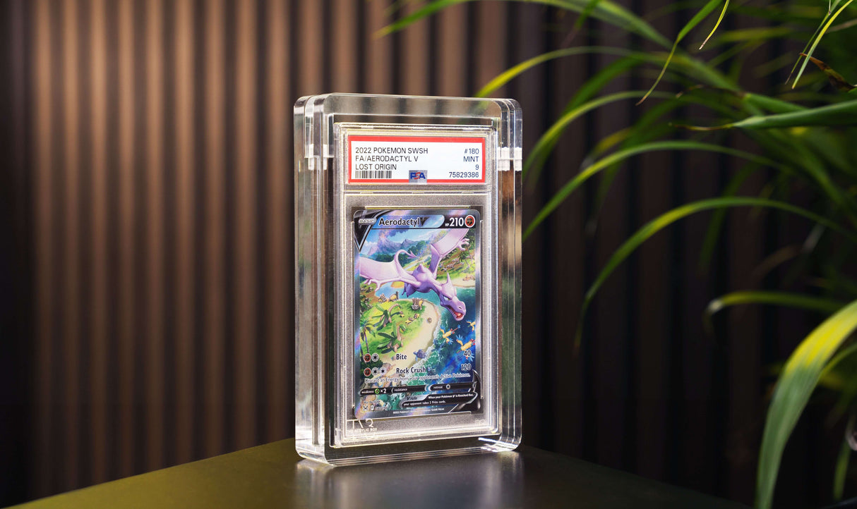 Accessoires Een luxe graded card display case van The Acrylic Box. Bevat sterkte magneten waarmee je de case dicht kan maken. Wordt geleverd zonder de kaarten getoond op de afbeeldingen.