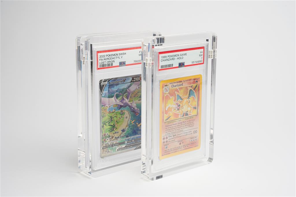 Accessoires Featuring the ability to stand independently and offering museum-quality transparency, this case provides the ultimate way to showcase your cards. But it’s not just about display; with 99.6% UV protection, your cards are shielded from harmful