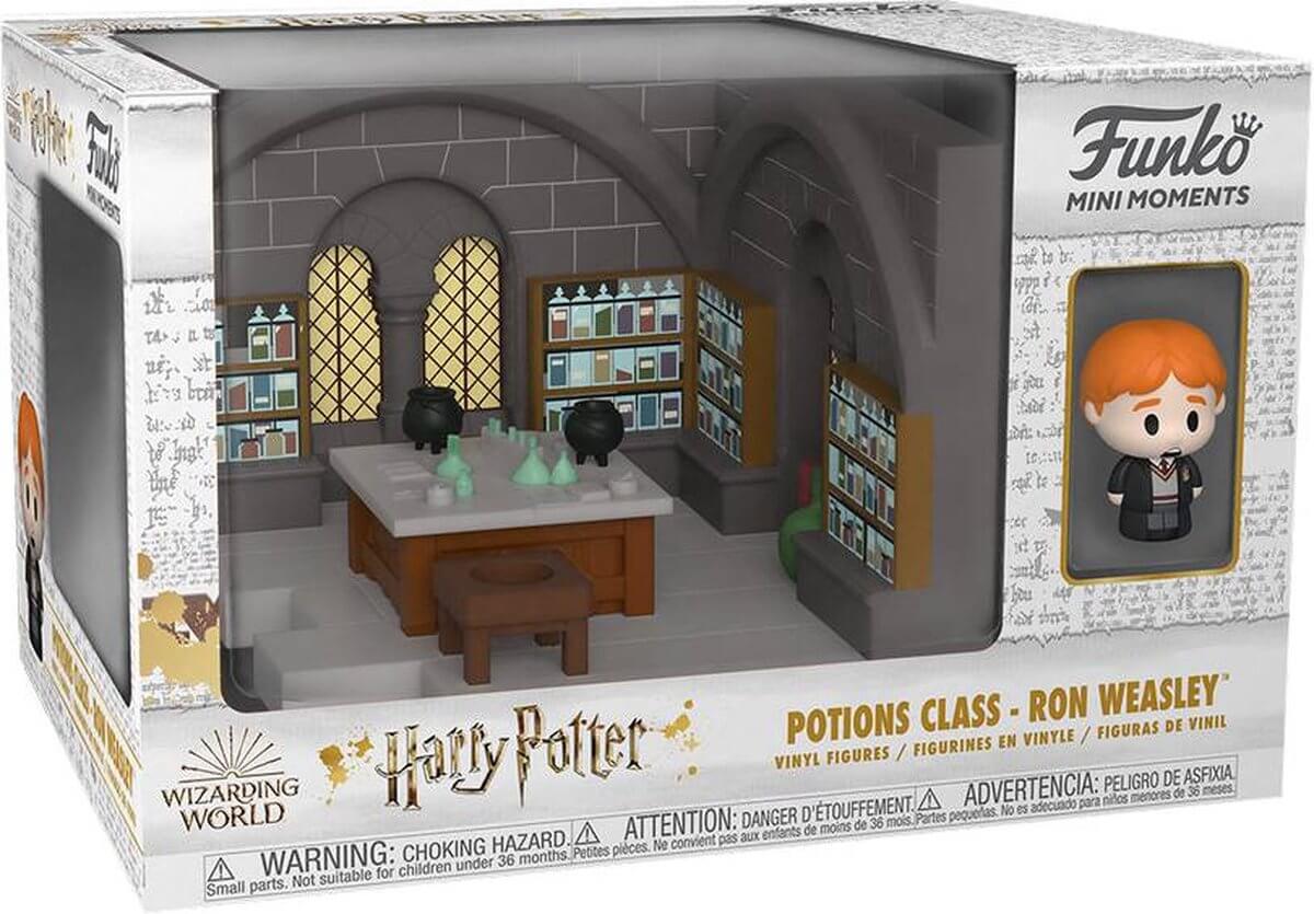 UITVERKOOP Funko Mini Moment van Ron Weasley in Classroom uit Harry Potter.Gemaakt ter ere van de 25e verjaardag van Harry Potter and the Philosopher's Stone. Bouw je eigen stuk van het iconische Harry Potter-klaslokaal met onze nieuwste productlijn, Funk