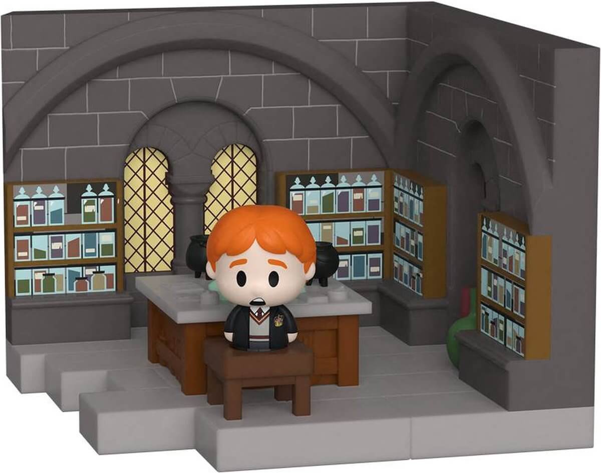 UITVERKOOP Funko Mini Moment van Ron Weasley in Classroom uit Harry Potter.Gemaakt ter ere van de 25e verjaardag van Harry Potter and the Philosopher's Stone. Bouw je eigen stuk van het iconische Harry Potter-klaslokaal met onze nieuwste productlijn, Funk