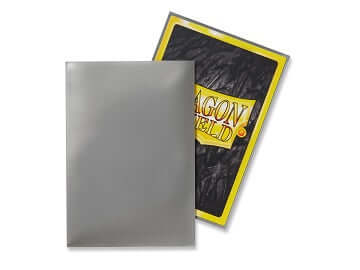 Accessoires Small-size Dragon Shield mini card sleeves (59x86mm) met origineel draken artwork. Deze sleeves zijn PVC-vrij en geschikt voor kaartspellen zoals: Yu-Gi-Oh!, Pokémon en Magic! TCG. Een pakje bevat 50 sleeves. Kleur sleeves: zilver.