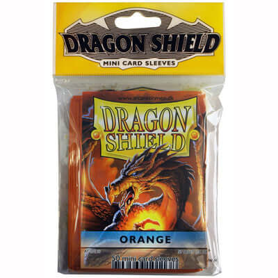 Accessoires Small-size Dragon Shield mini card sleeves (59x86mm) met origineel draken artwork. Deze sleeves zijn PVC-vrij en geschikt voor kaartspellen zoals: Yu-Gi-Oh!, Pokémon en Magic! TCG. Een pakje bevat 50 sleeves. Kleur sleeves: oranje.