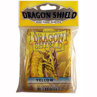 Accessoires Small-size Dragon Shield mini card sleeves (59x86mm) met origineel draken artwork. Deze sleeves zijn PVC-vrij en geschikt voor kaartspellen zoals: Yu-Gi-Oh!, Pokémon en Magic! TCG. Een pakje bevat 50 sleeves. Kleur sleeves: geel.