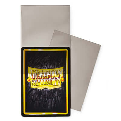 Accessoires Standard-size Dragon Shield Perfect Fit sleeves (63x88mm) met origineel draken artwork. Deze Perfect Fit sleeves sluiten naadloos aan op de kaarten en passen daardoor ook nog eens in de standard-sized sleeves. Uiteraard PVC-vrij en beschikbaar