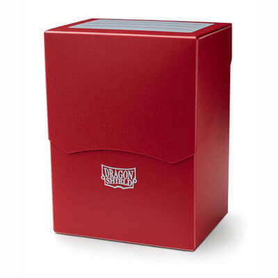 Accessoires The Deck Shell is the Dragonshield take on the basic flip box, with added useability. 75 double sleeved cards easily fit in this elegant and handy plastic box. Kleur: rood.