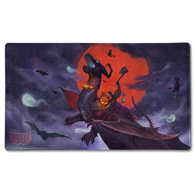 Accessoires Fraaie Dragon Shield speelmat met Halloween artwork van Artur Treffner. Deze speelmat heeft gestikte en afgeronde randen, wordt geleverd in een driehoekige verpakking en bevat ook een speciale munt. Afmeting: 610x350x2mm.