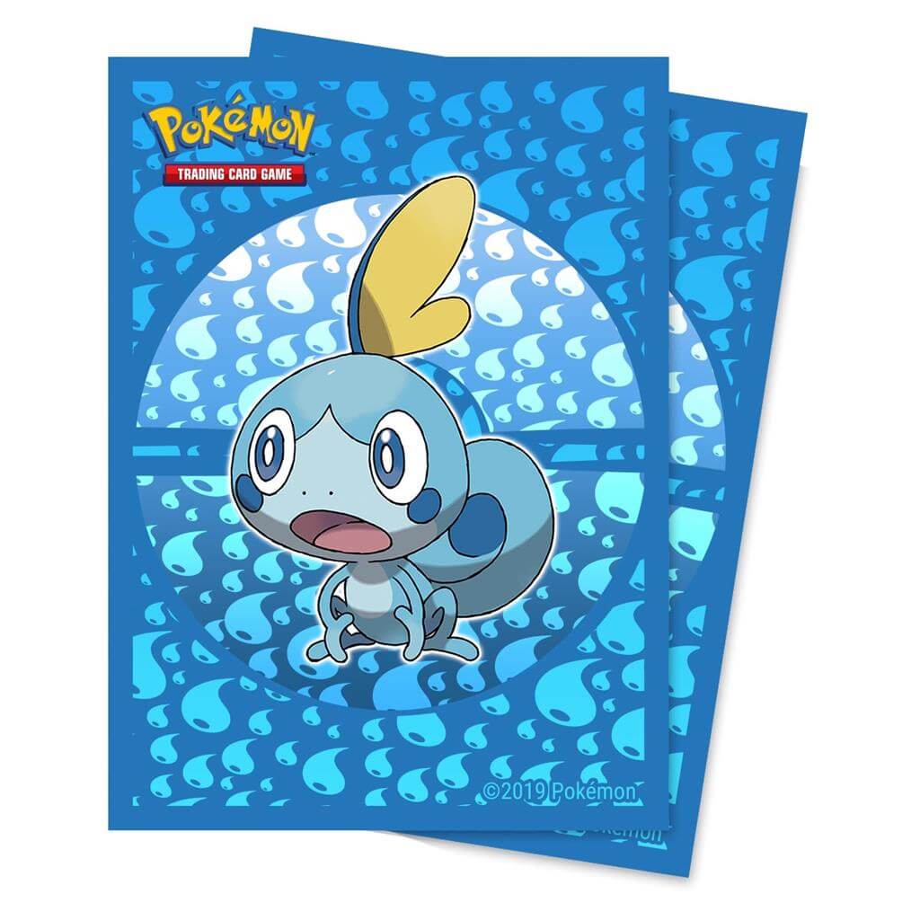 Pokémon Deck Protectors met artwork van de starter Pokémon Sobble uit de Pokémon TCG set Sword & Shield. Een pakje bevat 65 deck protectors.