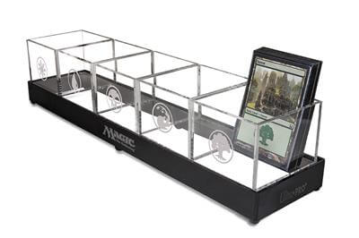 Accessoires Fraai vormgegeven Land Station voor je Magic: The Gathering landkaarten. Dit station bevat 5 uitneembare kaarthouders (elk geëngraveerd met 1 mana symbool) in een zwart plateau. Elke kaarthouder is geschikt voor 100+ kaarten (met of zonder sle