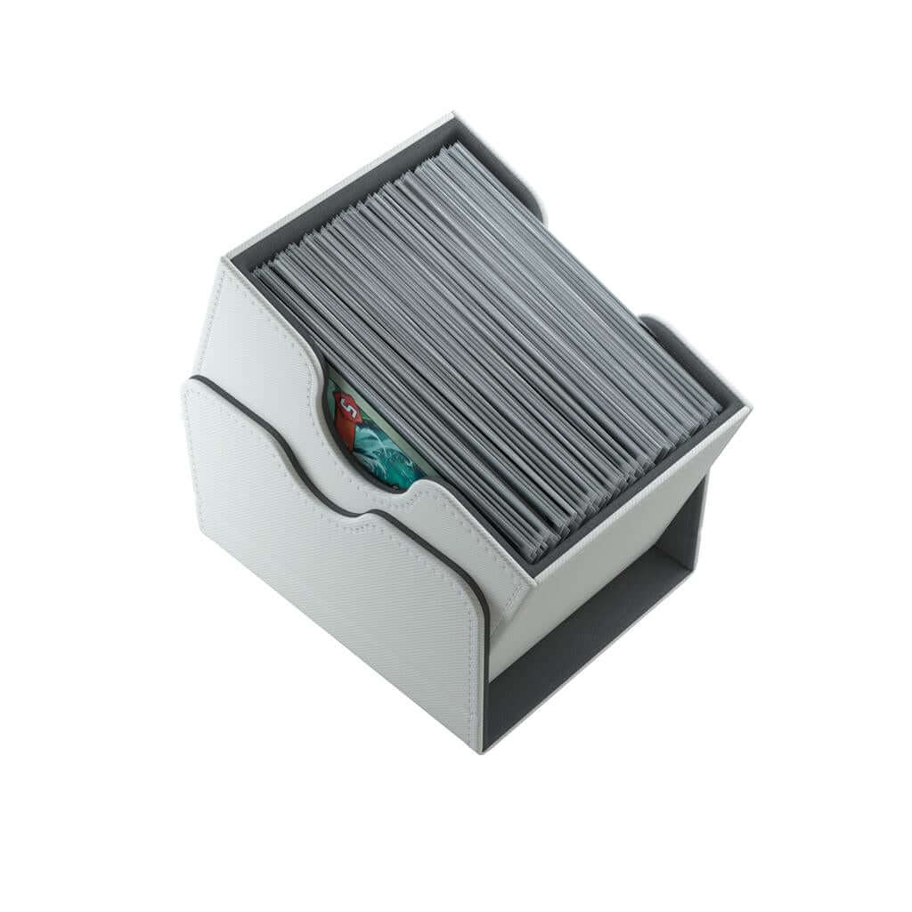 Accessoires Deze witte, aanpasbare Sidekick deckbox is geschikt voor een deck van 100 kaarten met dubbele sleeves.