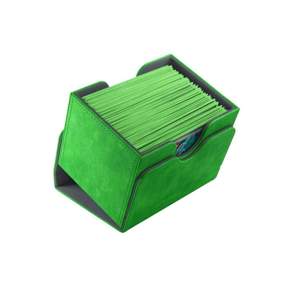 Accessoires Deze groene, aanpasbare Sidekick deckbox is geschikt voor een deck van 100 kaarten met dubbele sleeves.