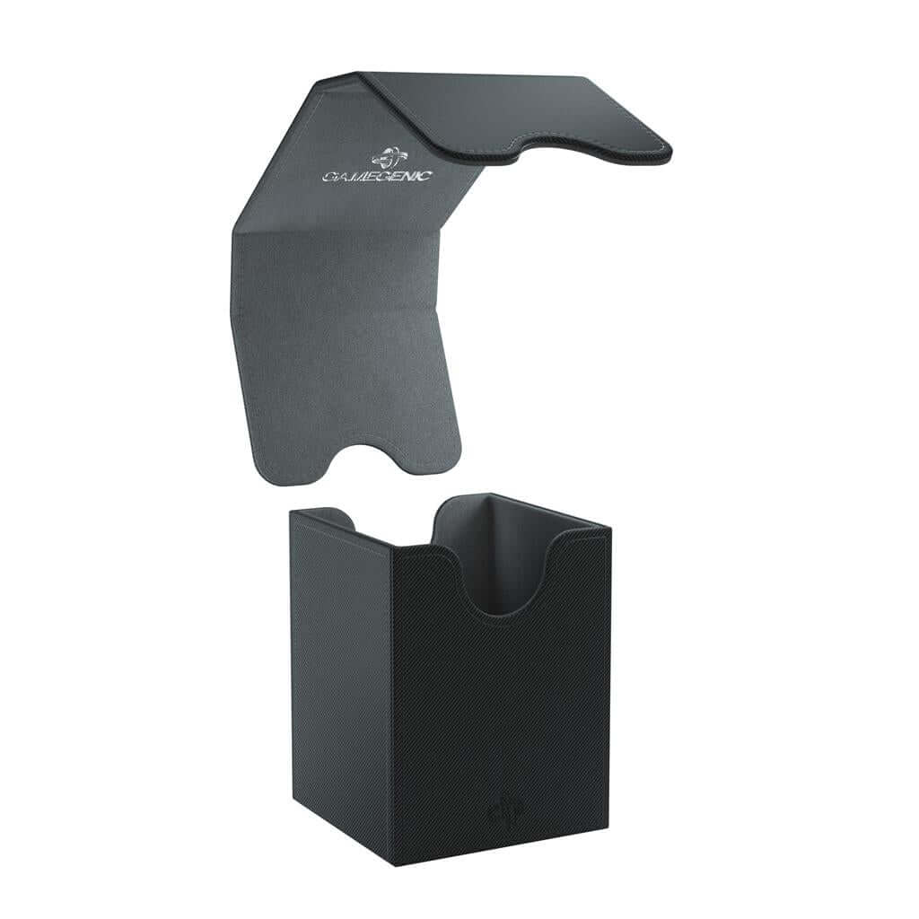 Accessoires Deze zwarte, aanpasbare Squire deckbox is geschikt voor een deck van 100 kaarten met dubbele sleeves.