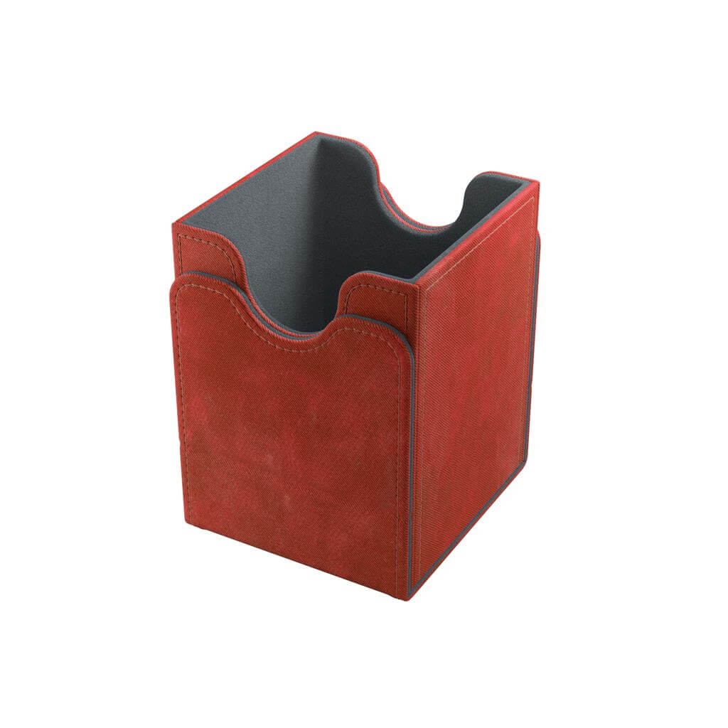 Accessoires Deze rode, aanpasbare Squire deckbox is geschikt voor een deck van 100 kaarten met dubbele sleeves.