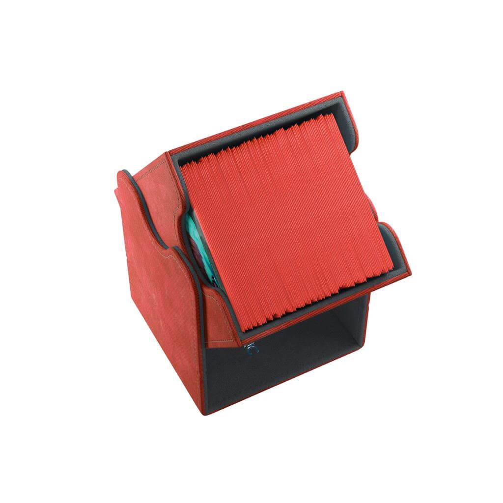 Accessoires Deze rode, aanpasbare Squire deckbox is geschikt voor een deck van 100 kaarten met dubbele sleeves.