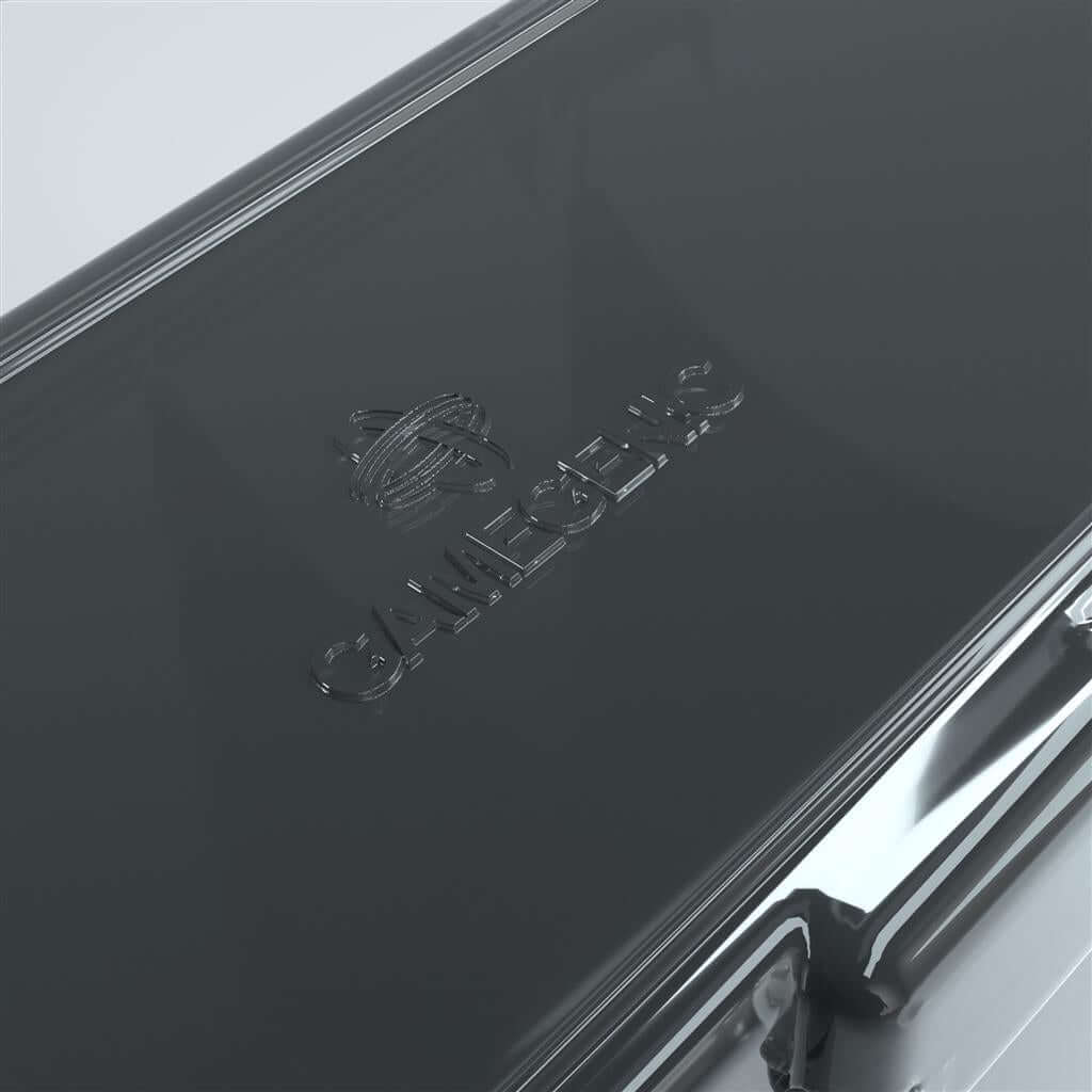 Accessoires Zwarte Fourtress opbergbox waarin je volledige decks, dobbelstenen, tokens en 320 kaarten met dubbele sleeves kunt opbergen.