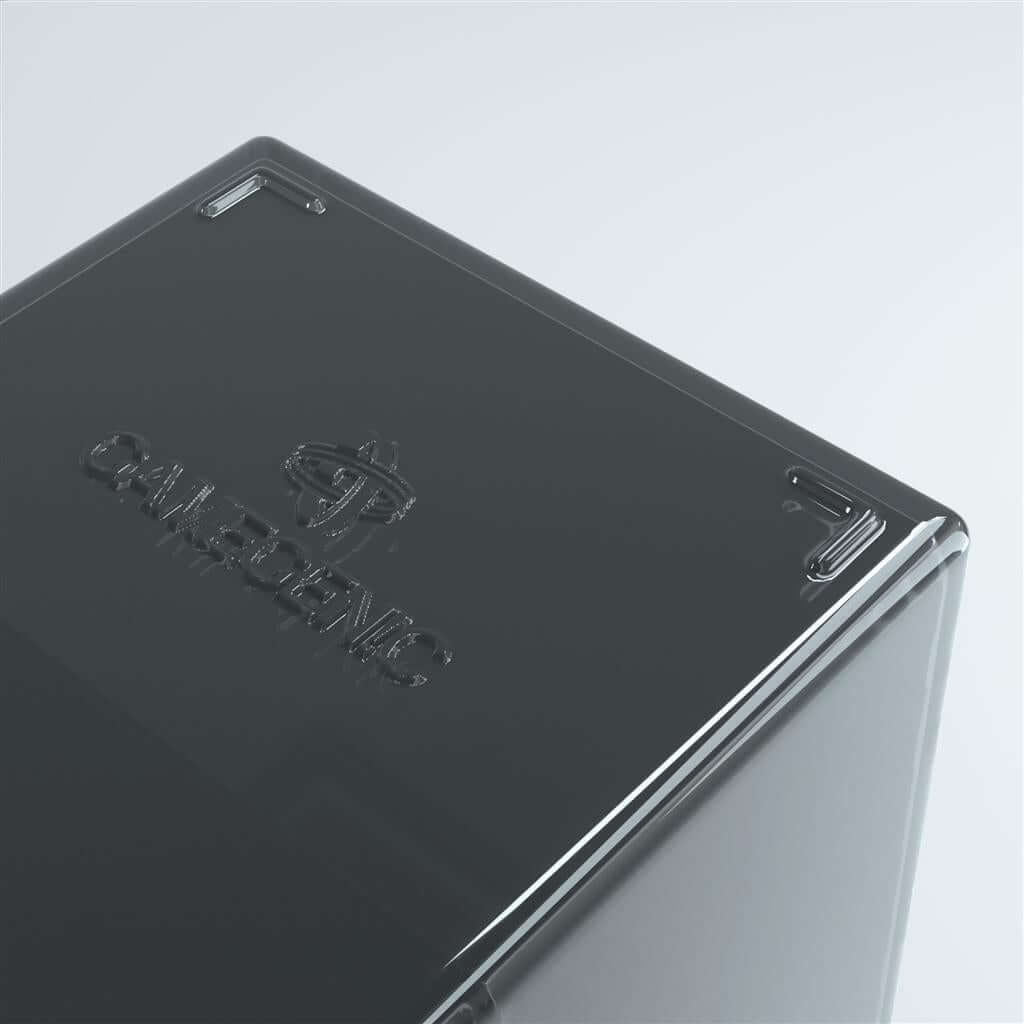 Accessoires Zwarte Fourtress opbergbox waarin je volledige decks, dobbelstenen, tokens en 320 kaarten met dubbele sleeves kunt opbergen.