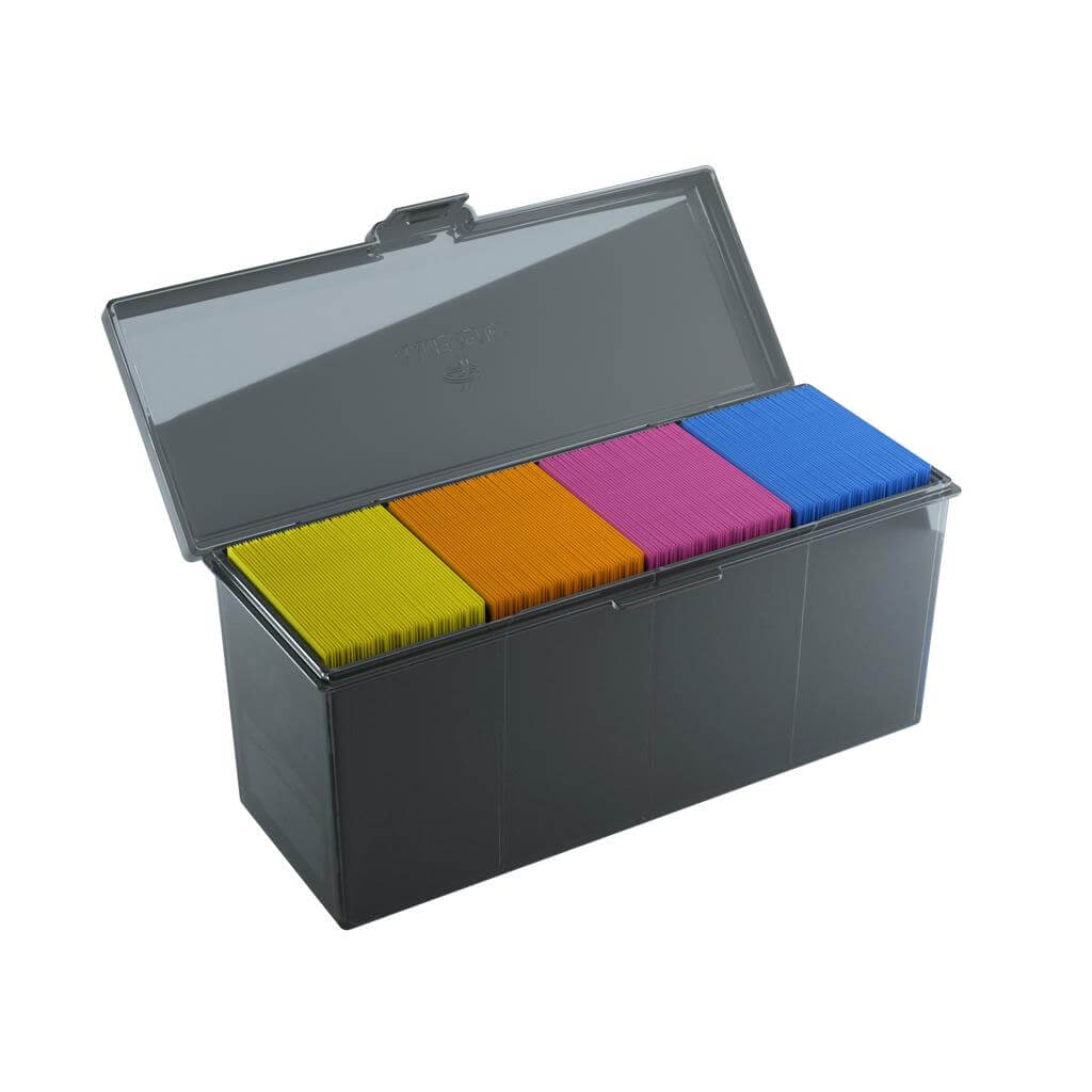 Accessoires Zwarte Fourtress opbergbox waarin je volledige decks, dobbelstenen, tokens en 320 kaarten met dubbele sleeves kunt opbergen.