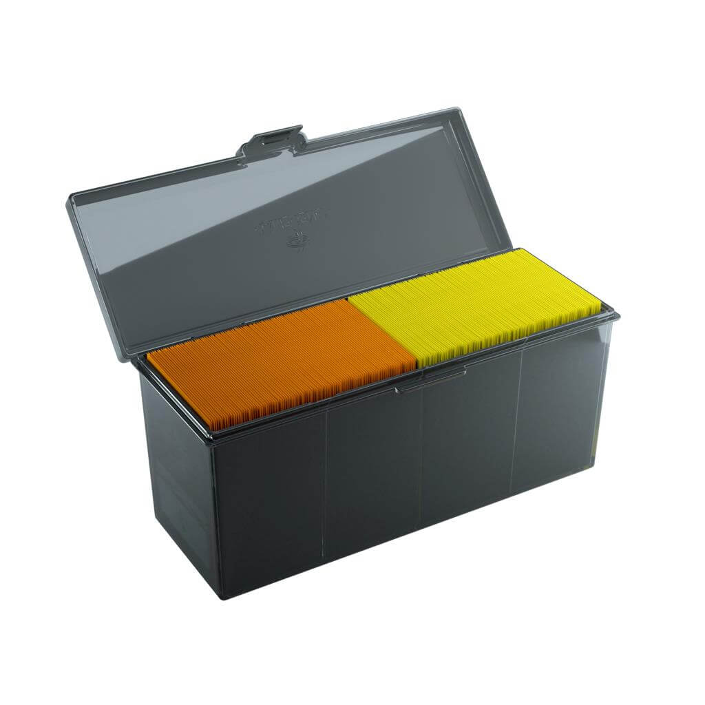 Accessoires Zwarte Fourtress opbergbox waarin je volledige decks, dobbelstenen, tokens en 320 kaarten met dubbele sleeves kunt opbergen.