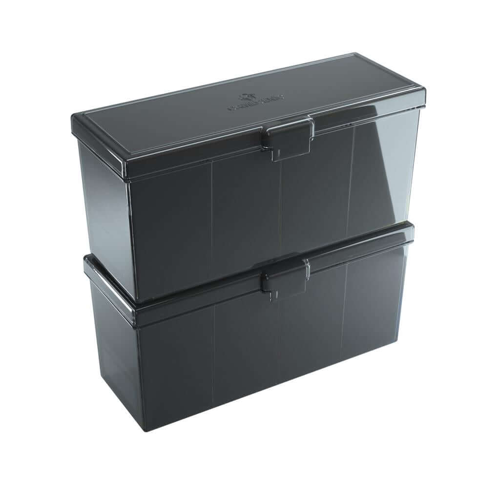 Accessoires Zwarte Fourtress opbergbox waarin je volledige decks, dobbelstenen, tokens en 320 kaarten met dubbele sleeves kunt opbergen.