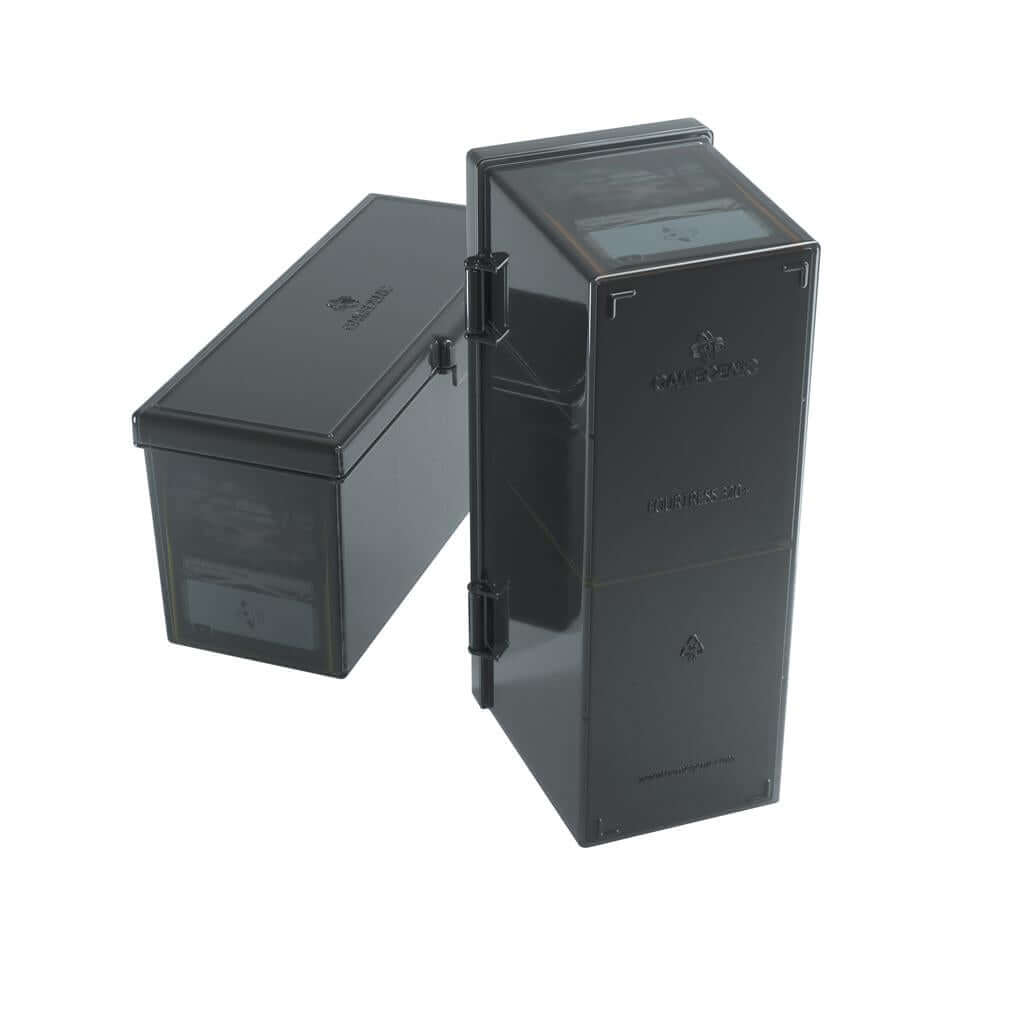 Accessoires Zwarte Fourtress opbergbox waarin je volledige decks, dobbelstenen, tokens en 320 kaarten met dubbele sleeves kunt opbergen.