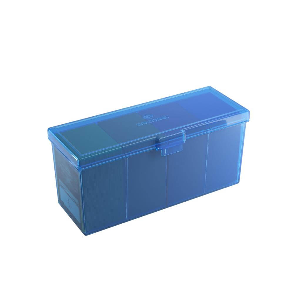 Accessoires Blauwe Fourtress opbergbox waarin je volledige decks, dobbelstenen, tokens en 320 kaarten met dubbele sleeves kunt opbergen.
