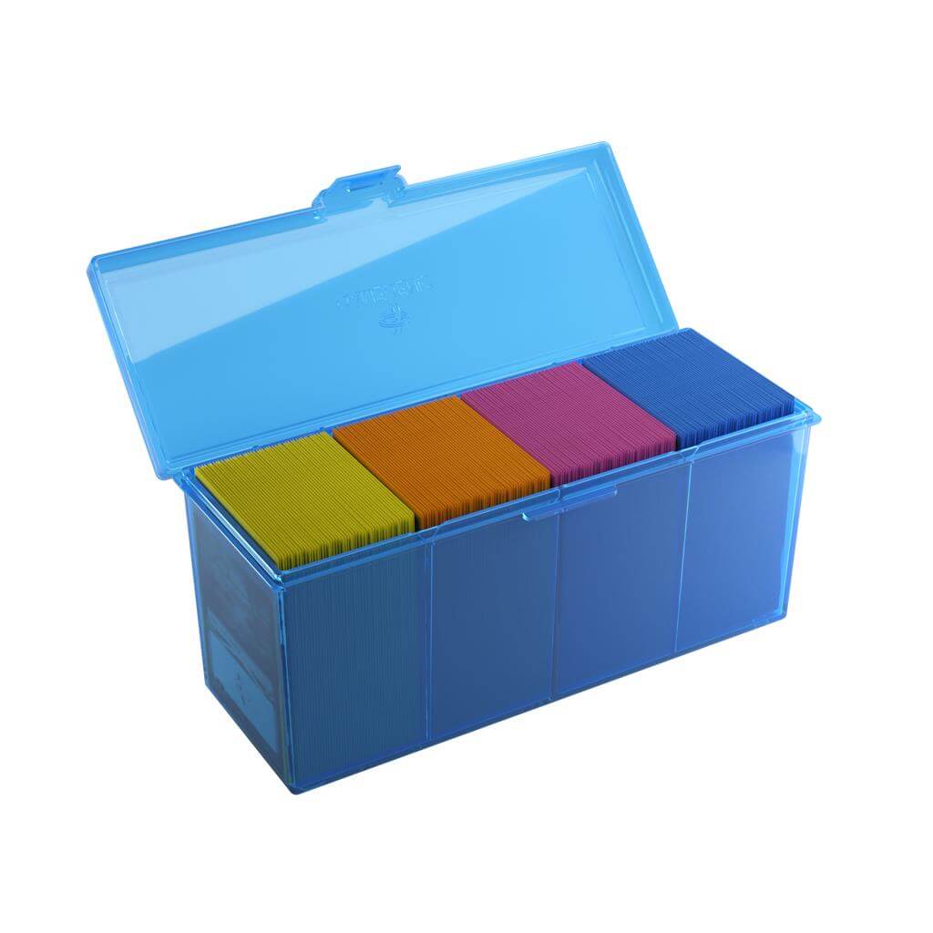Accessoires Blauwe Fourtress opbergbox waarin je volledige decks, dobbelstenen, tokens en 320 kaarten met dubbele sleeves kunt opbergen.