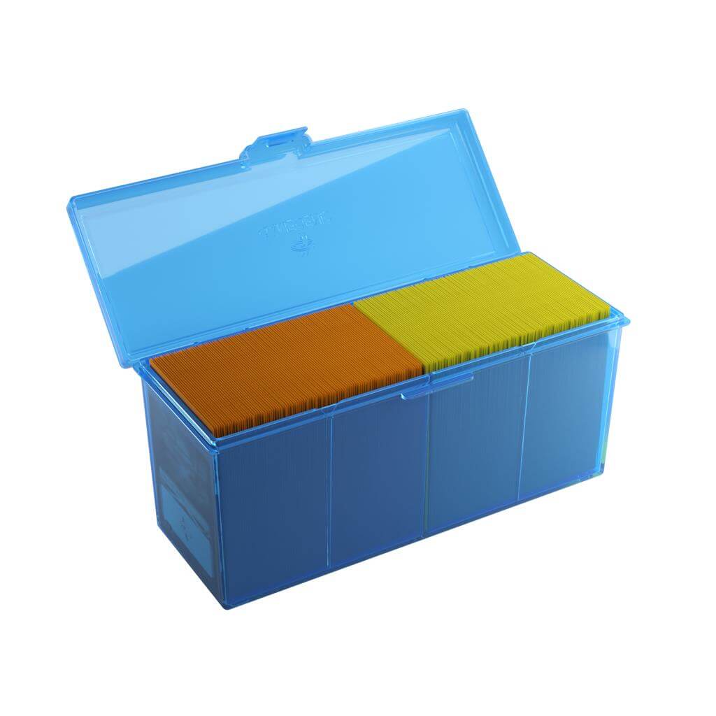 Accessoires Blauwe Fourtress opbergbox waarin je volledige decks, dobbelstenen, tokens en 320 kaarten met dubbele sleeves kunt opbergen.