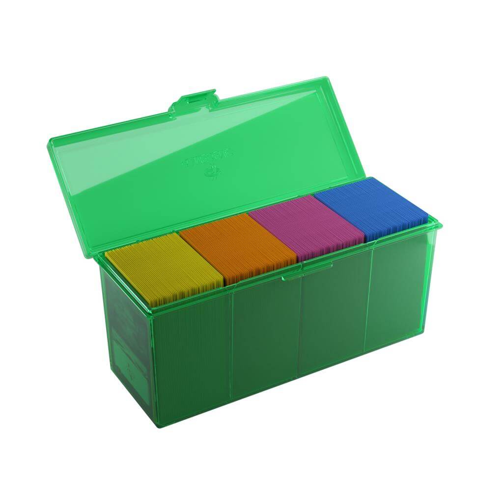 Accessoires Groene Fourtress opbergbox waarin je volledige decks, dobbelstenen, tokens en 320 kaarten met dubbele sleeves kunt opbergen.