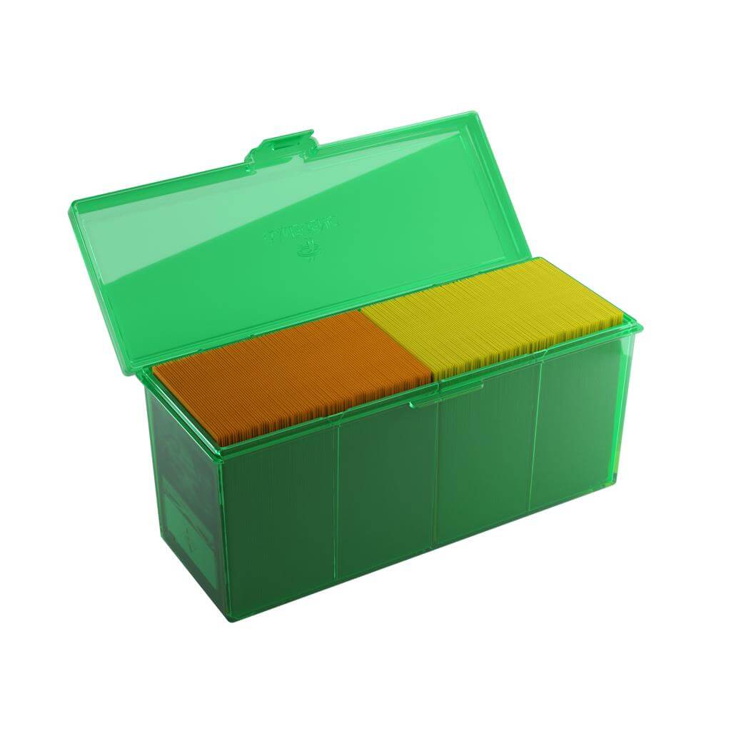Accessoires Groene Fourtress opbergbox waarin je volledige decks, dobbelstenen, tokens en 320 kaarten met dubbele sleeves kunt opbergen.