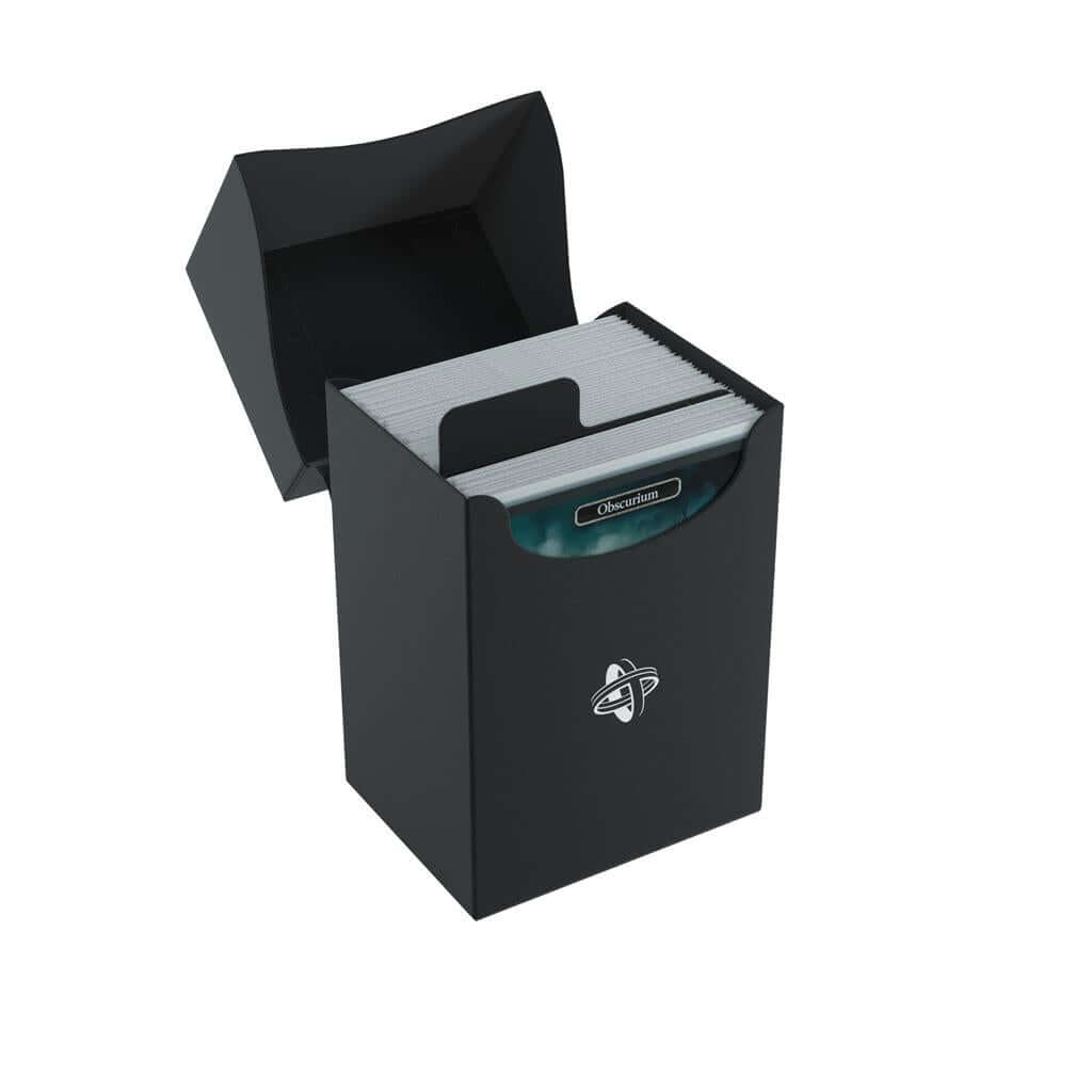 Accessoires Zwarte, casual deckbox die geschikt is voor het beschermen en opbergen van maximaal 80 kaarten met dubbele sleeves.