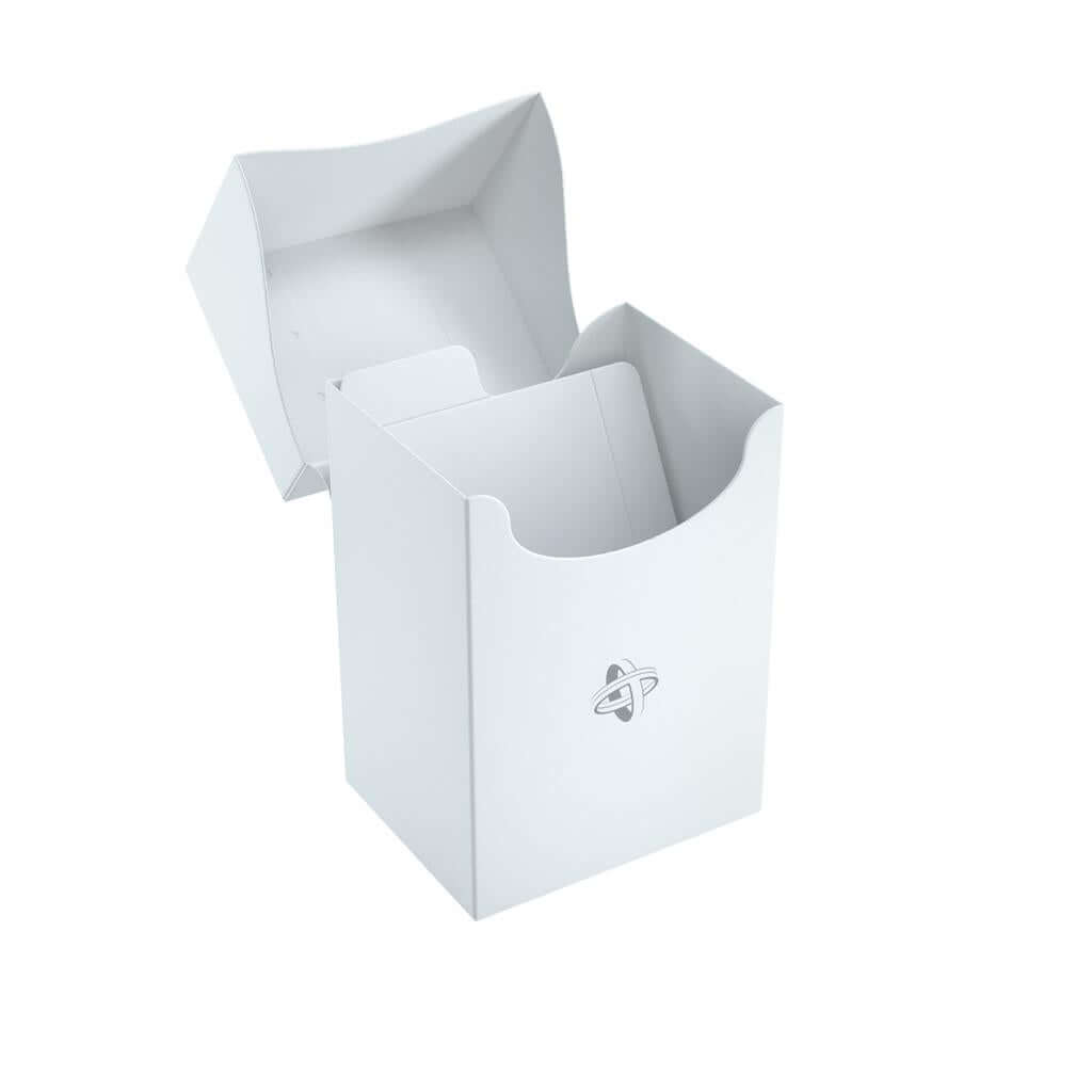Accessoires Witte, casual deckbox die geschikt is voor het beschermen en opbergen van maximaal 80 kaarten met dubbele sleeves.