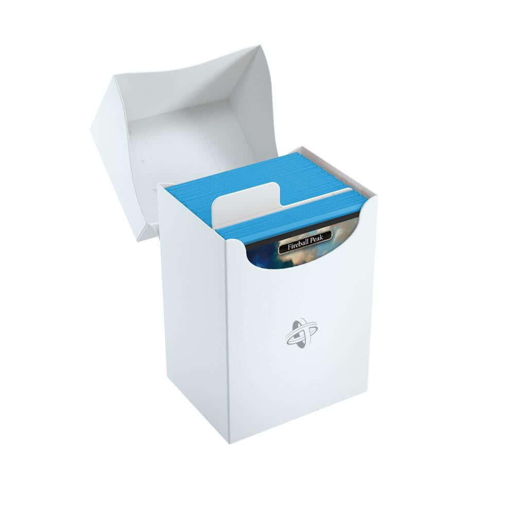 Accessoires Witte, casual deckbox die geschikt is voor het beschermen en opbergen van maximaal 80 kaarten met dubbele sleeves.